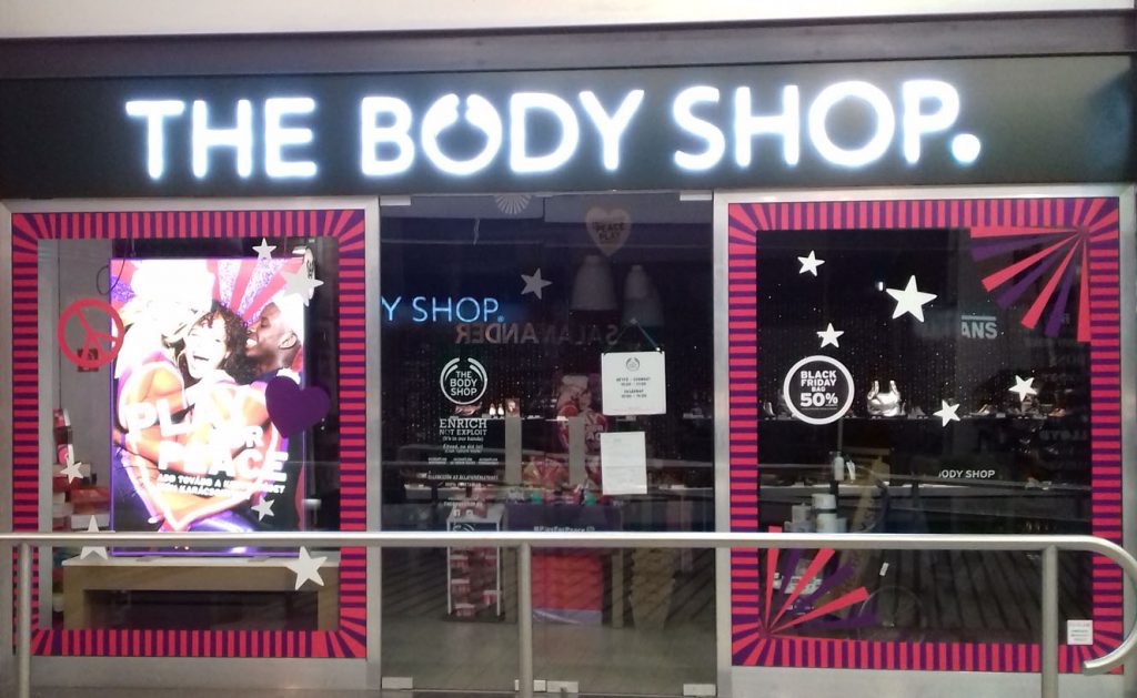 Ügyes kirakatdekoráció